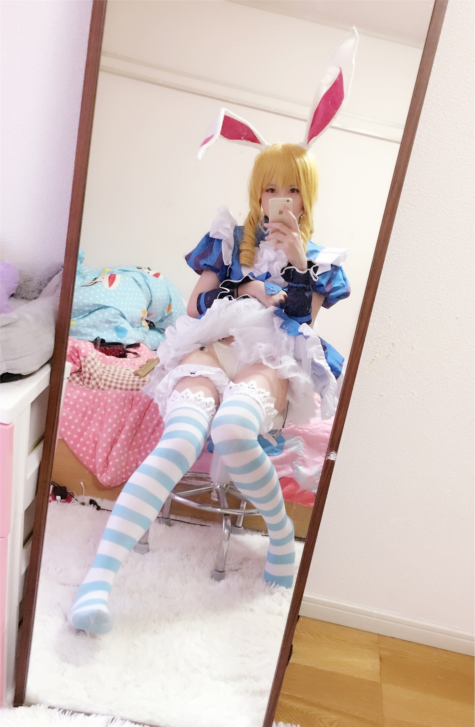 Alice sleepwalking in Wonderland(2)