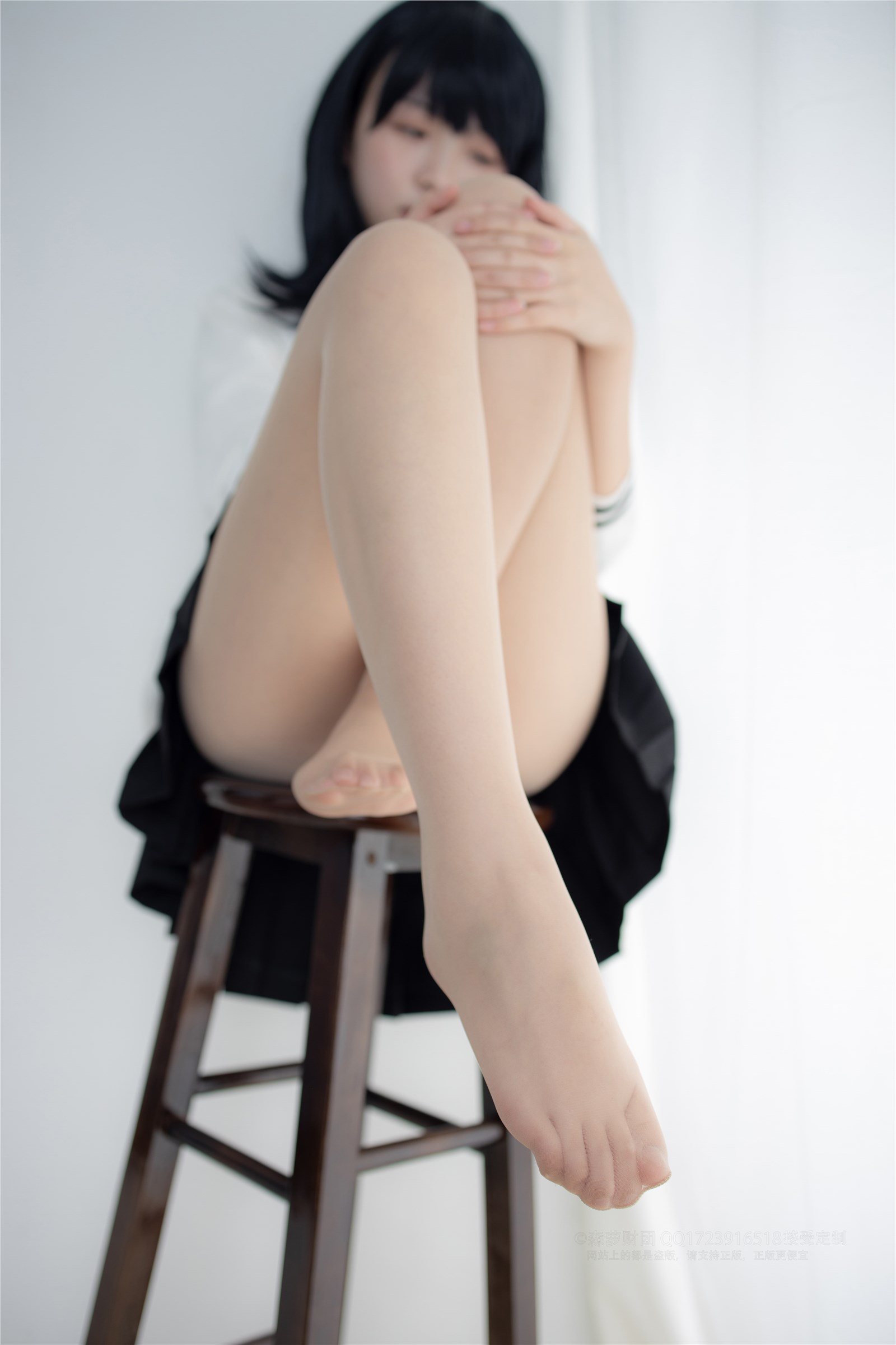 Beautiful girl sexy legs half off half on the temptation of silk stockings(53)