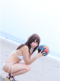 Playing ball on the beach(1)