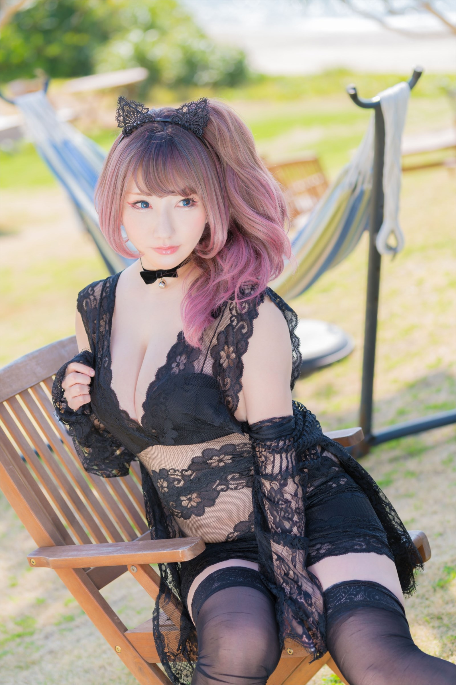 The seductive Saku falls into the underwear with silk stockings and frills(3)