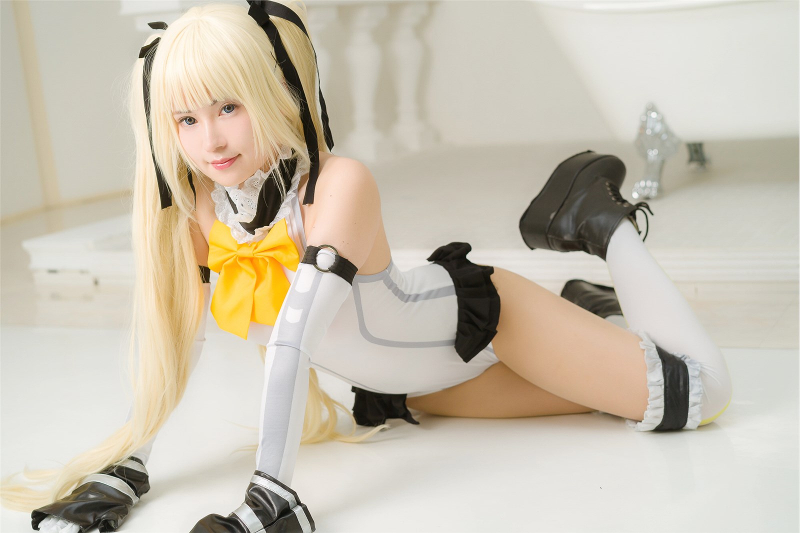 Cosplayer sexy loli with long legs(1)