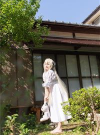 A large scale white robe(8)