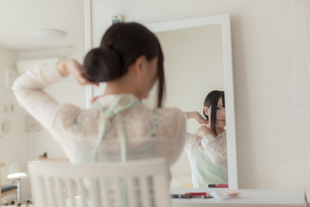 Photo series of playing with rabbits - from schoolgirl to wife(55)