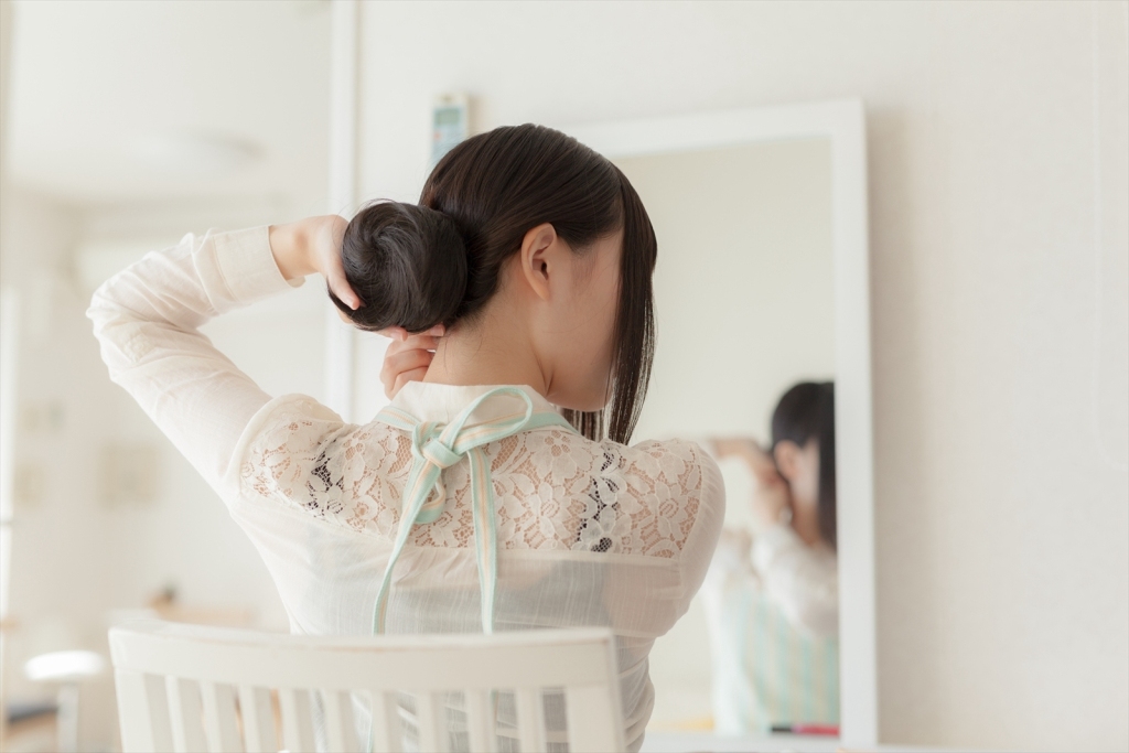 Photo series of playing with rabbits - from schoolgirl to wife(58)