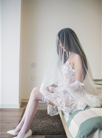 Picture of rabbit playing 1371 white silk wedding dress(1)