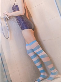 The rabbit plays with the blue and white stripes in the bathroom(26)