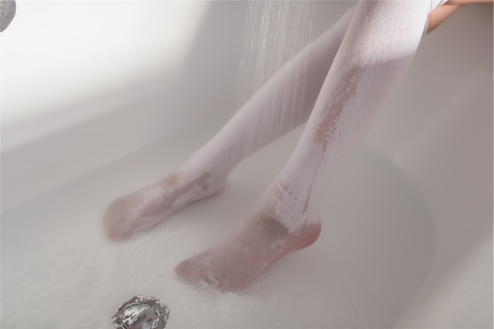 Rabbit playing with white silk in bathtub(36)