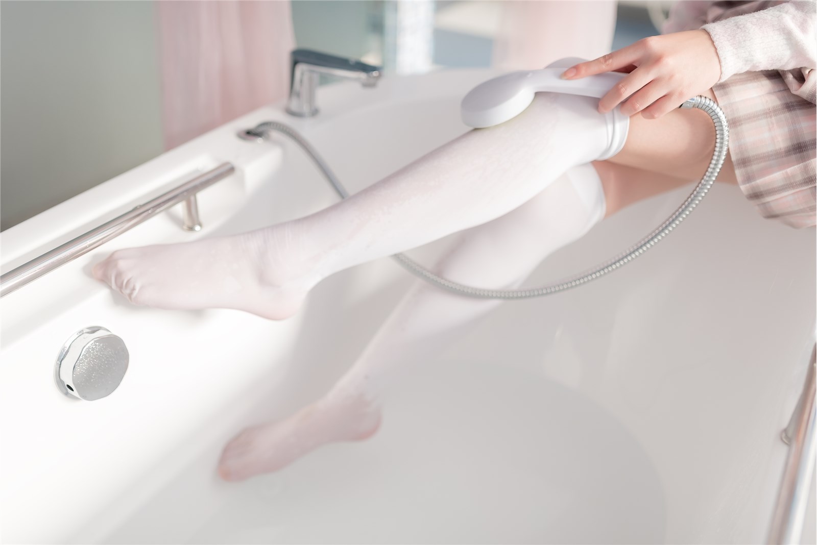 Rabbit playing with white silk in bathtub(42)