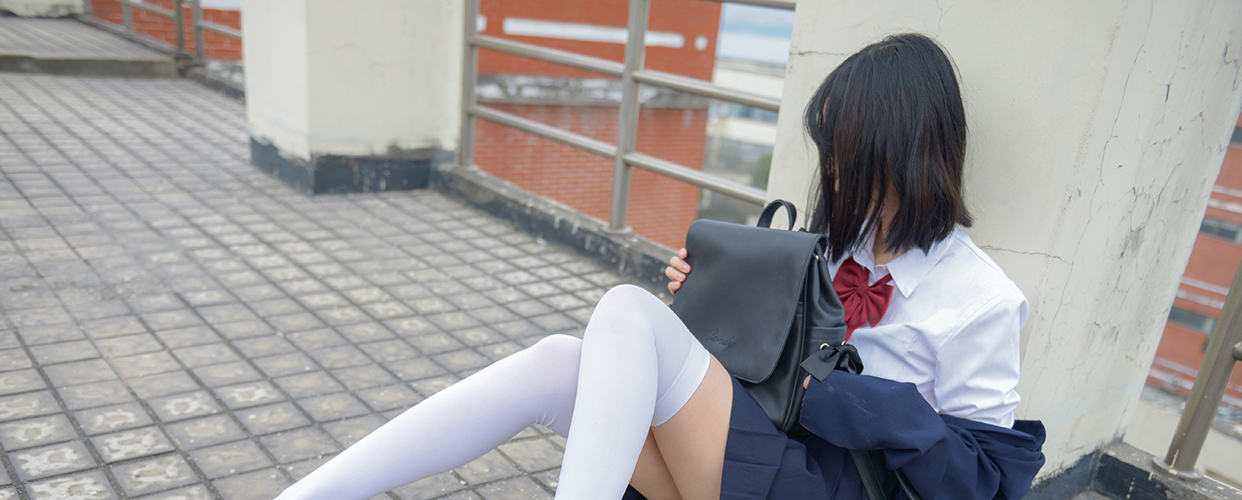 Rabbit playing with the knee socks girl on the rooftop(11)