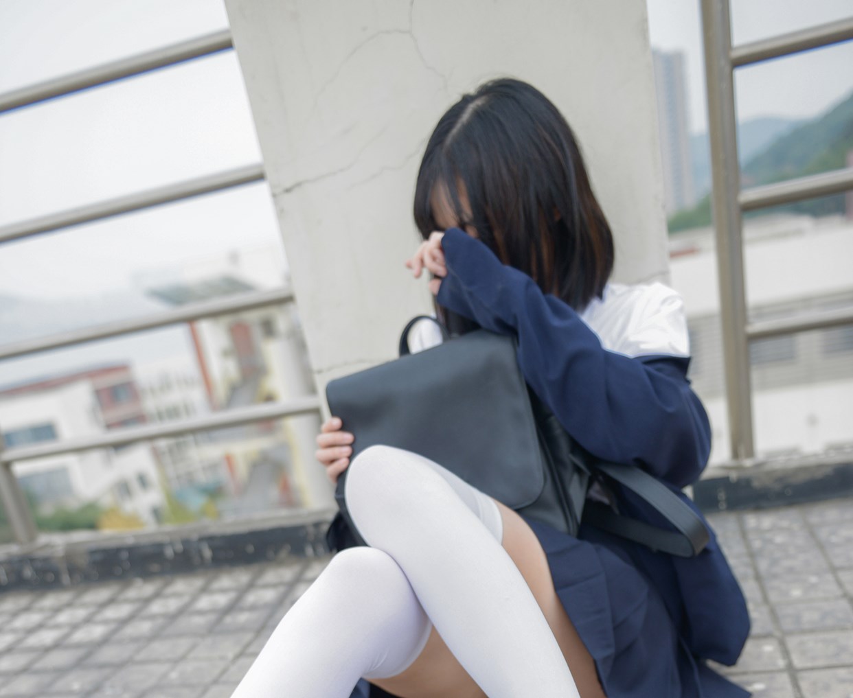 Rabbit playing with the knee socks girl on the rooftop(15)