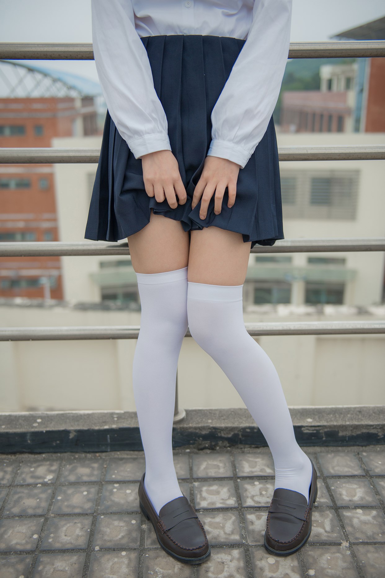 Rabbit playing with the knee socks girl on the rooftop(19)