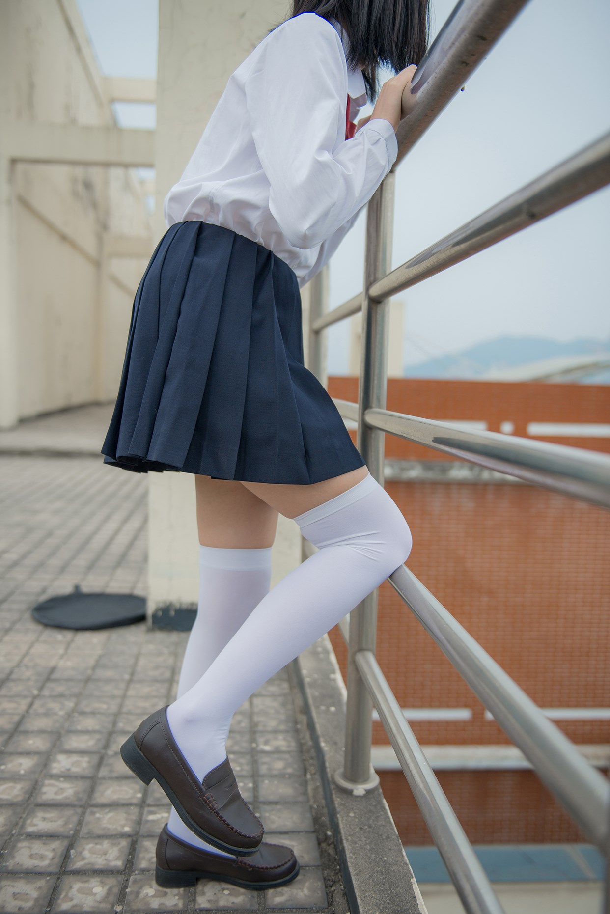 Rabbit playing with the knee socks girl on the rooftop(20)