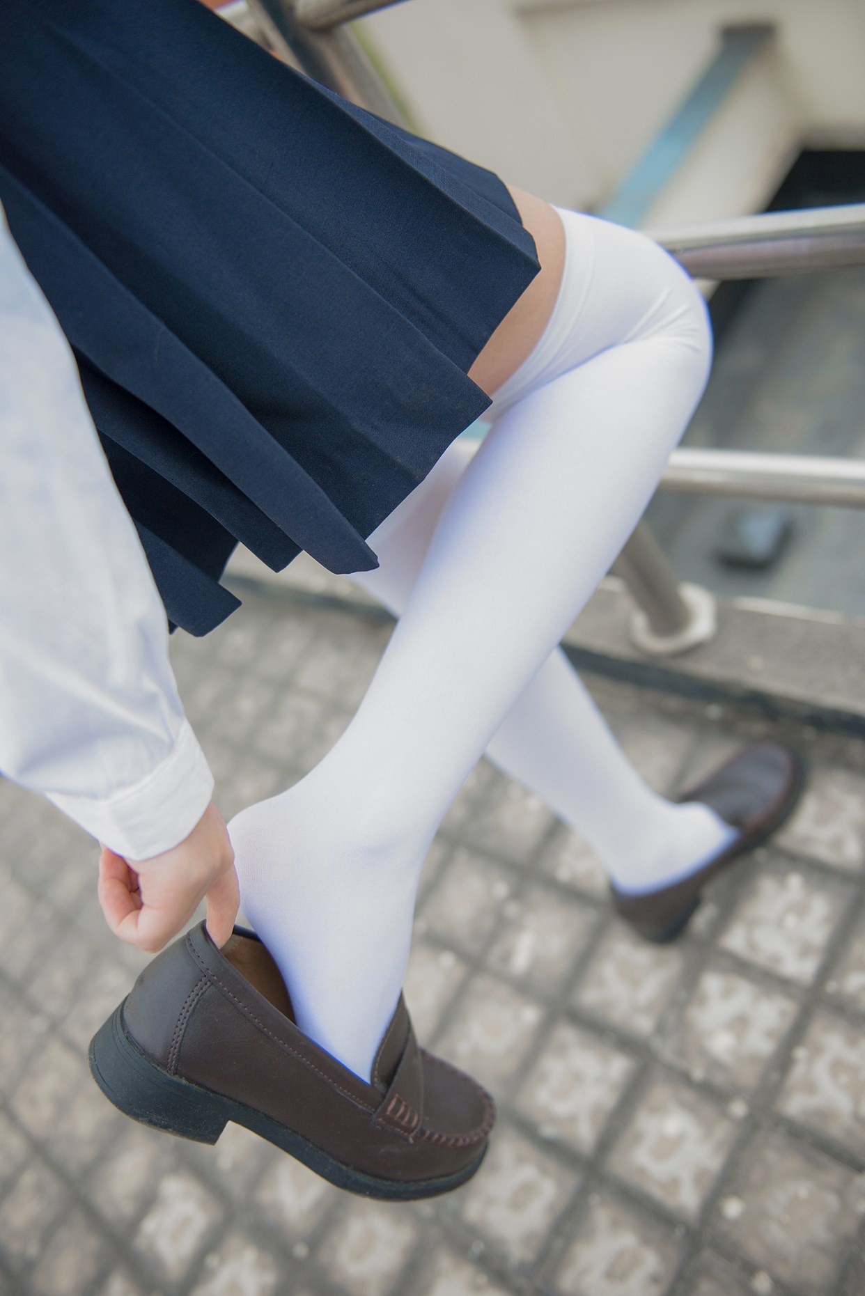 Rabbit playing with the knee socks girl on the rooftop(24)