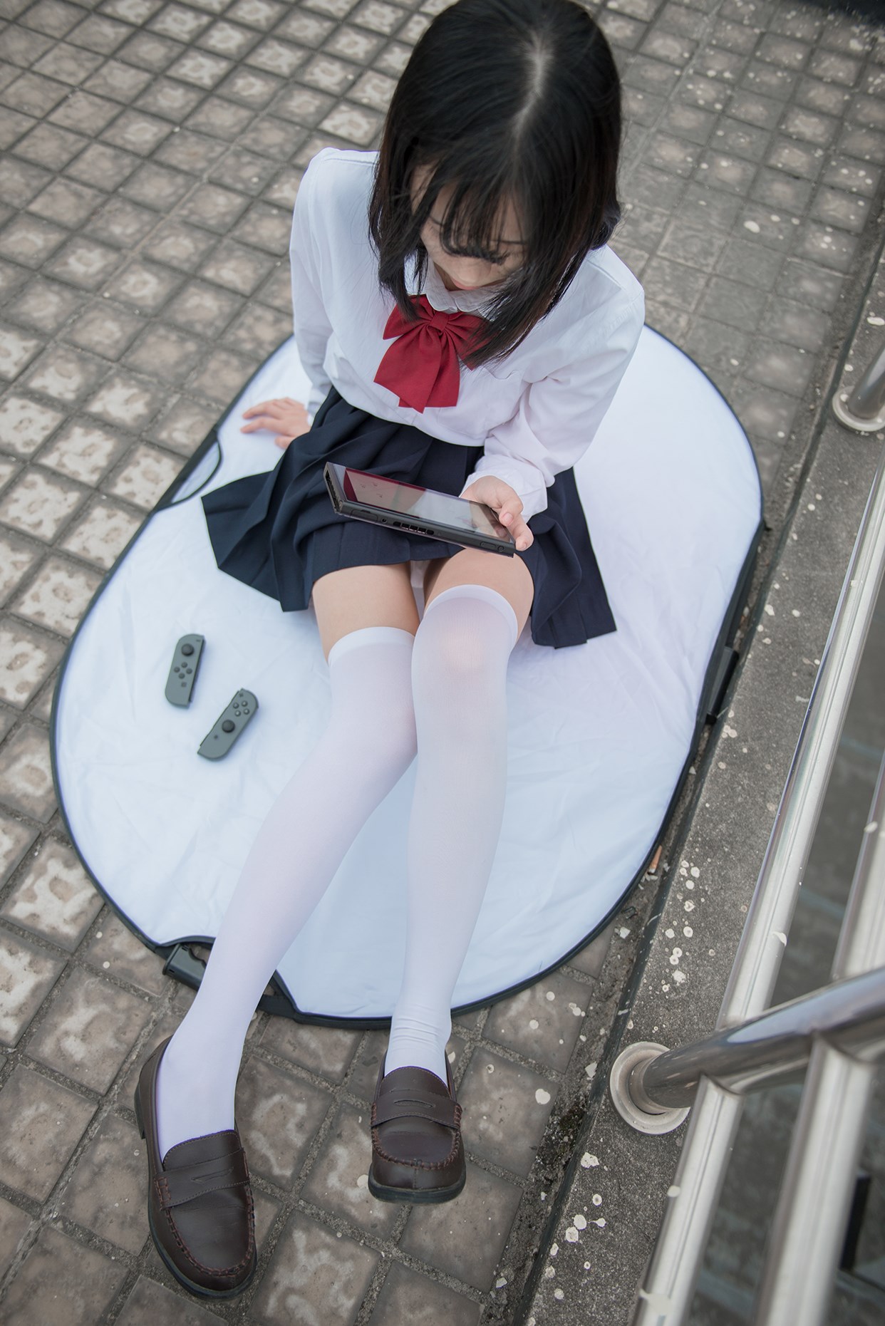 Rabbit playing with the knee socks girl on the rooftop(30)