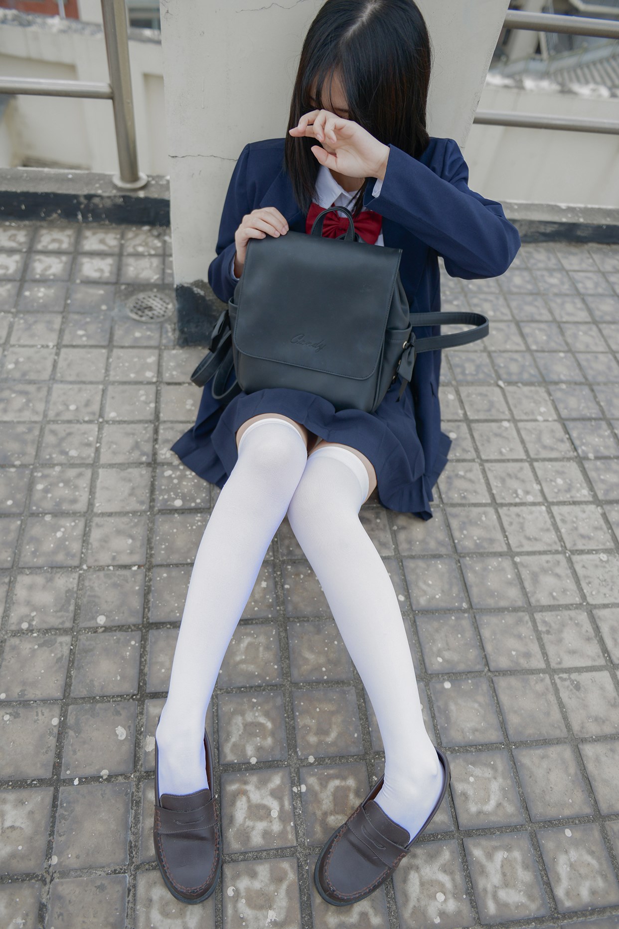 Rabbit playing with the knee socks girl on the rooftop(35)