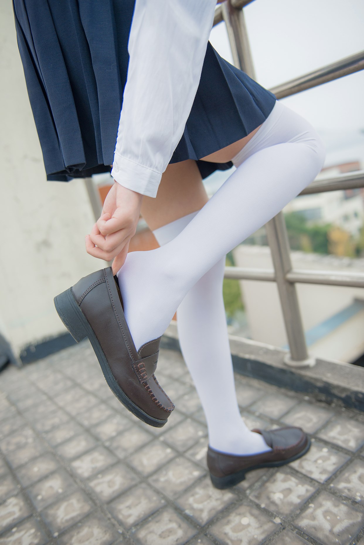 Rabbit playing with the knee socks girl on the rooftop(37)