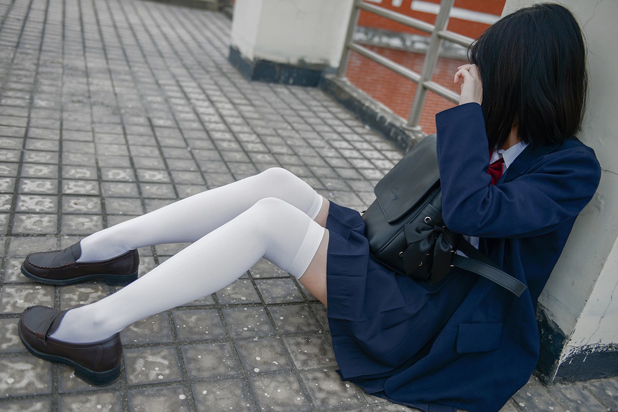 Rabbit playing with the knee socks girl on the rooftop(4)