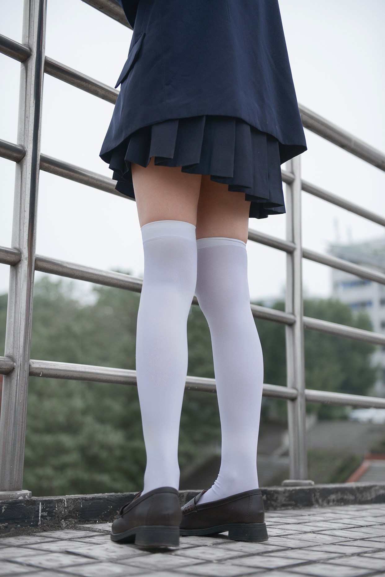 Rabbit playing with the knee socks girl on the rooftop(42)