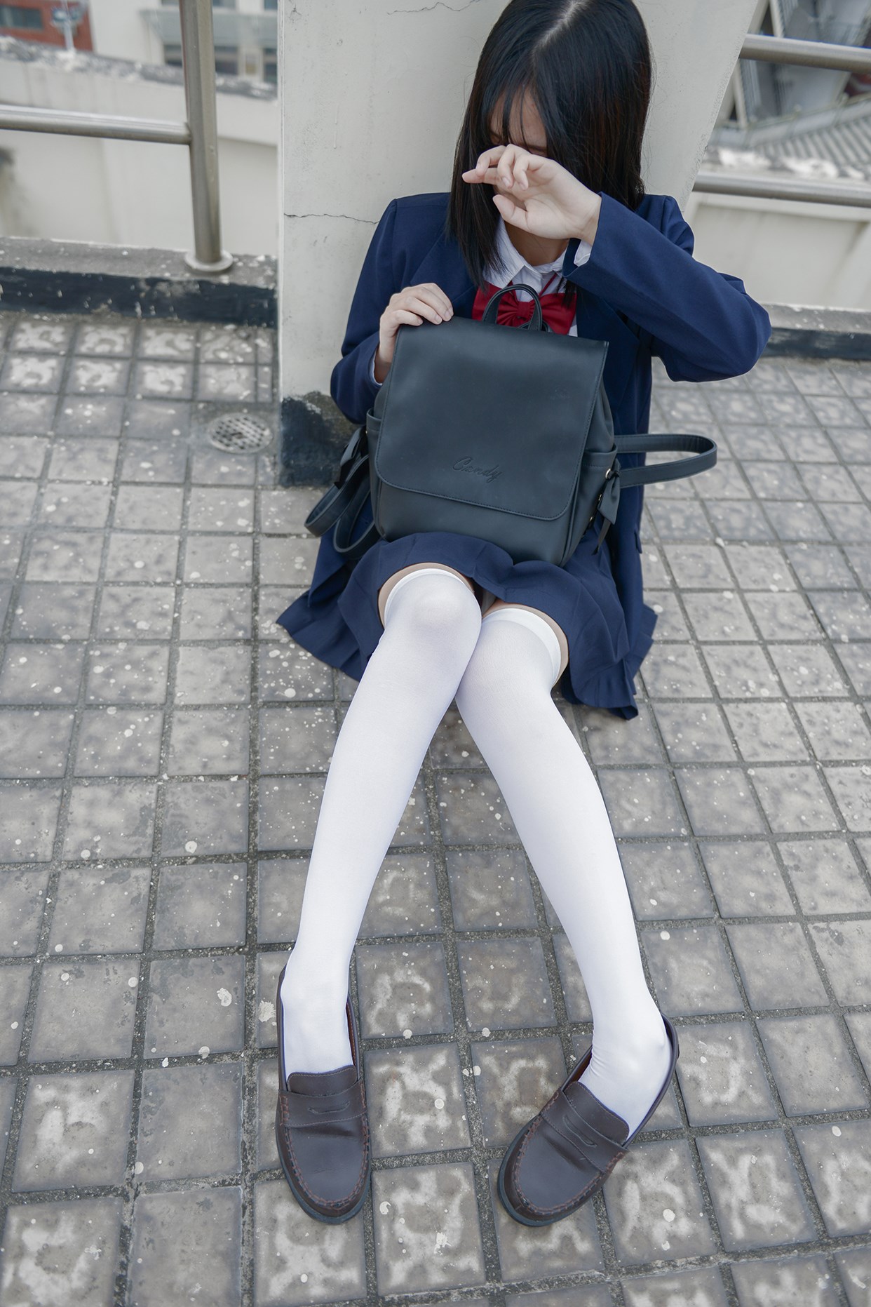 Rabbit playing with the knee socks girl on the rooftop(6)