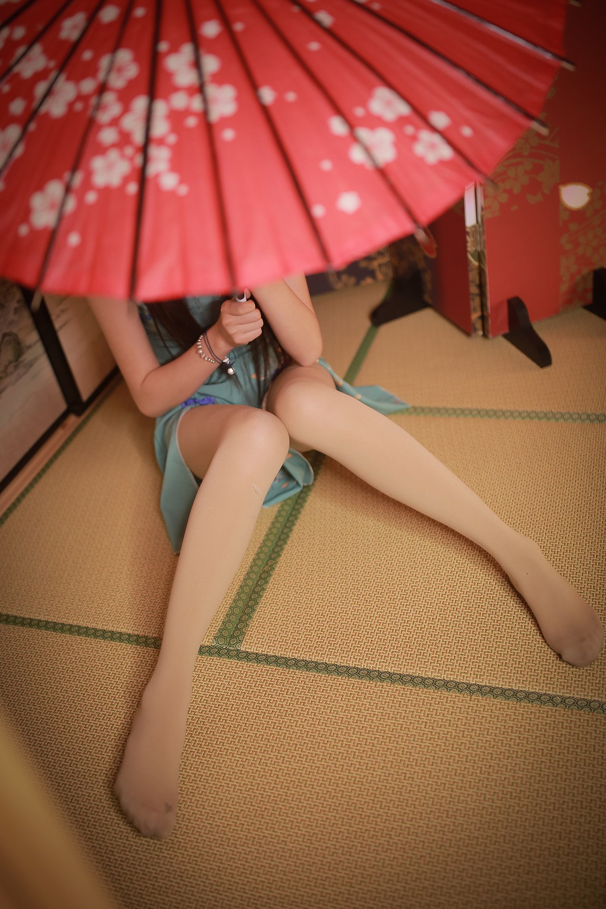 A rabbit playing with a cheongsam girl under an umbrella(20)
