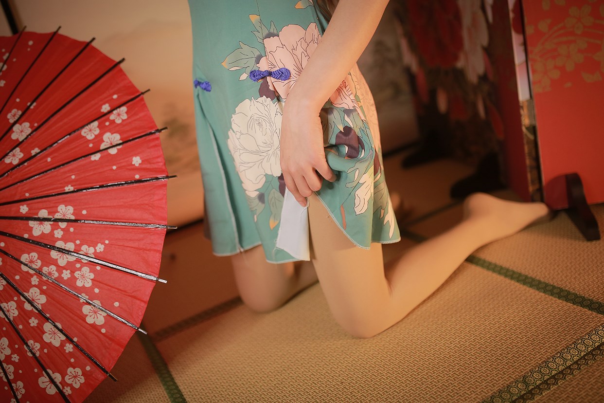 A rabbit playing with a cheongsam girl under an umbrella(3)
