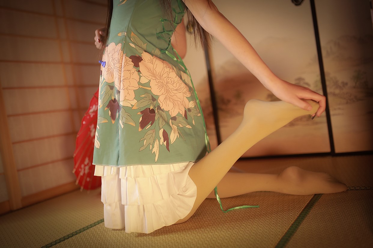 A rabbit playing with a cheongsam girl under an umbrella(39)