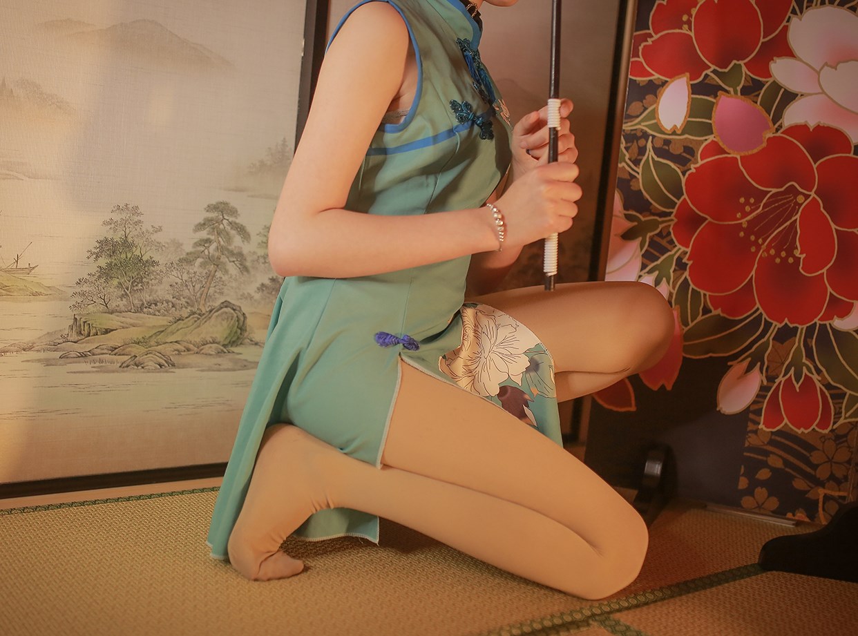 A rabbit playing with a cheongsam girl under an umbrella(8)