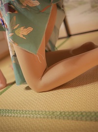 A rabbit playing with a cheongsam girl under an umbrella(34)