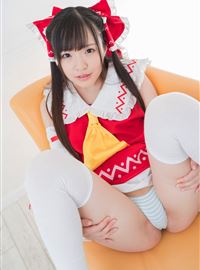 吸引力的日本cosplayer稍微透露她平坦的胸部(26)